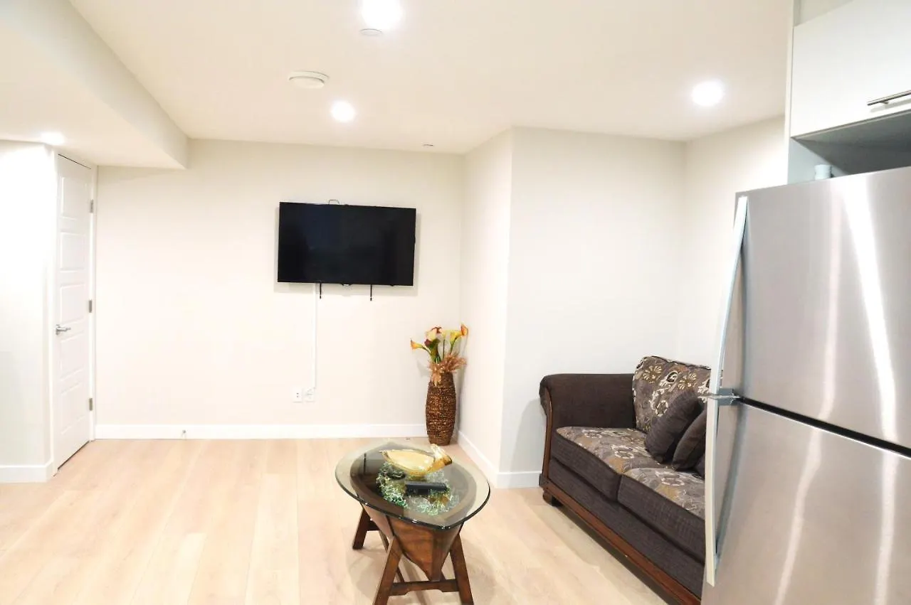 Secondary Suite, Separate Entrance Nw Calgary 0*,